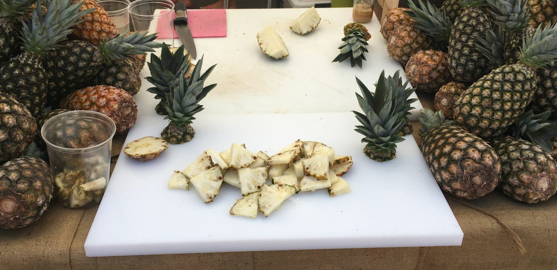 Ananas bouteille coupé en tranche